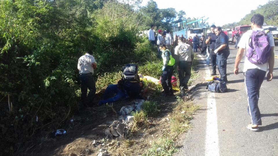 26y27Sucesos (1) Camionazo deja dos muertos y 22 heridos