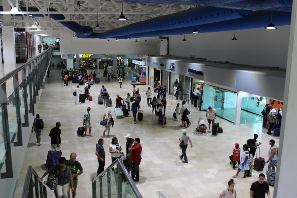04y05Bahía Tema del Día (3) También por aire llegan turistas a PV para este periodo vacacional