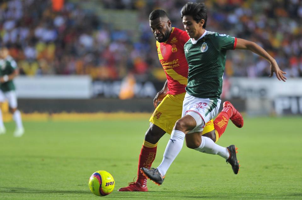 FBL-MEX-MORELIA-GUADALAJARA Chivas derrota 2-1 a Morelia y mantiene esperanzas de liguilla