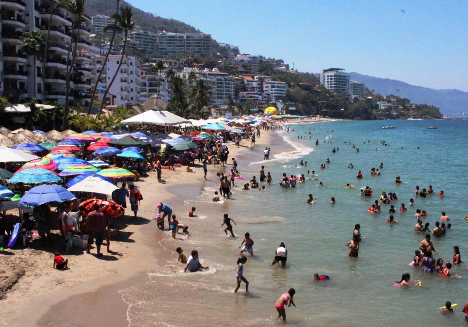04y05Bahía Tema del Día (1) Hubo menos bañistas en las playas de Puerto Vallarta