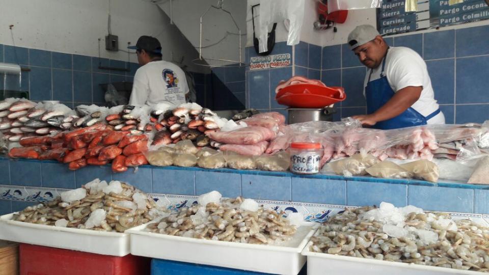 10y11Bahía (4) Baja un poco las ventas de pescaderías en PV