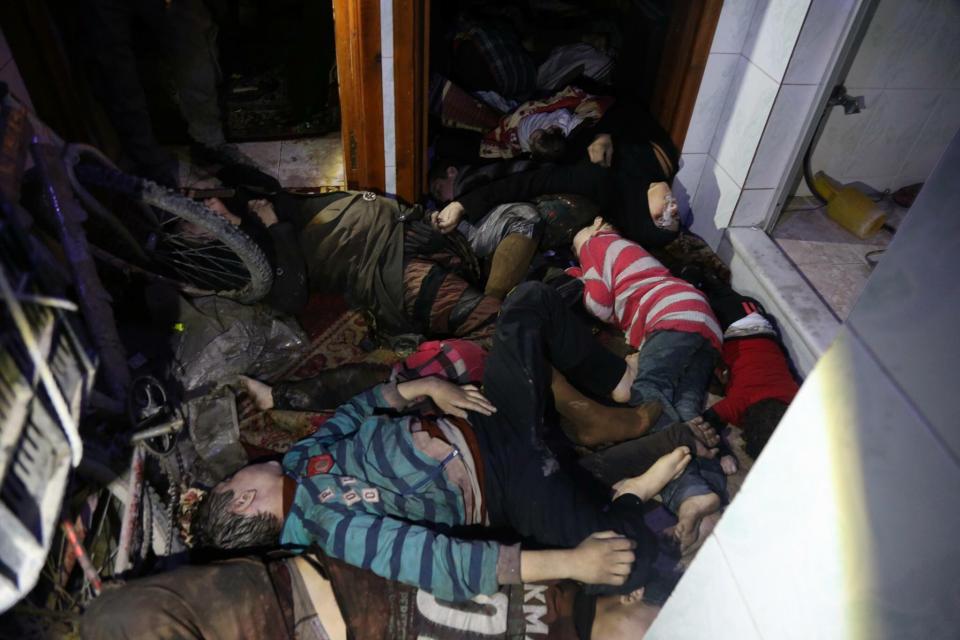 SYRIA-CONFLICT-DOUMA-CHEMICAL Ataque químico en Siria deja más de 80 muertos y mil afectados
