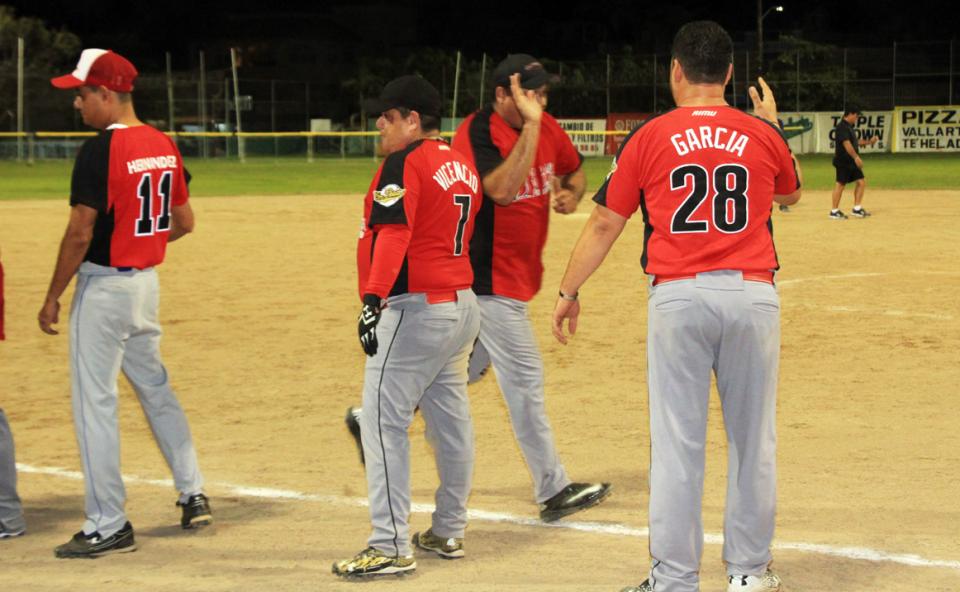 24y25Deportes (1) VENCEN A CABOS POR 15-14 Sr, Beer rescata triunfo