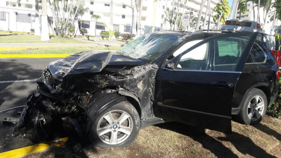 28y29Sucesos (6) Chocan con una palmera y destruyeron lujosa BMW