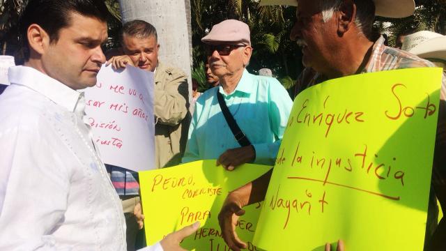 6ca00536-645f-4466-8f59-74d3d530a615 Manifestantes de la comisión de la Verdad son escuchados por el Gobernador de Nayarit