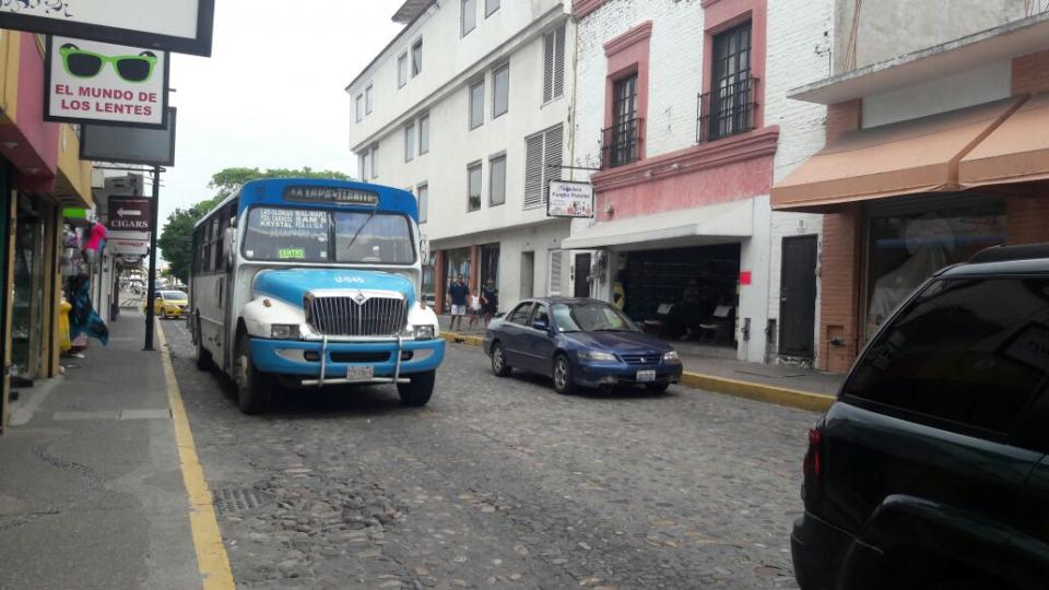 04y05Bahía (1) Denuncian usuarios del transporte público a choferes irresponsables