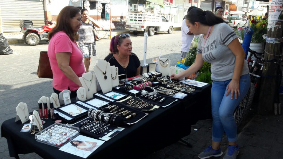 04y05Bahía (2) Venta de regalos para mamá en la plaza de El Pitillal
