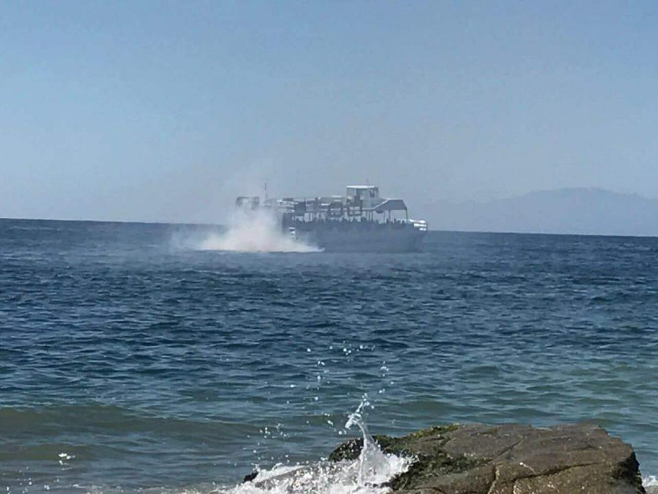 04y05Bahía (5) Denuncian contaminación de embarcación, toma cartas en el asunto Capitanía