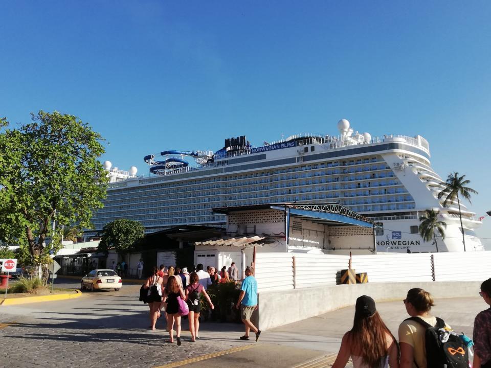 04y05Bahía (6) Recibe PV al Norwegian Bliss, crucero más grande que ha arribado a la ciudad