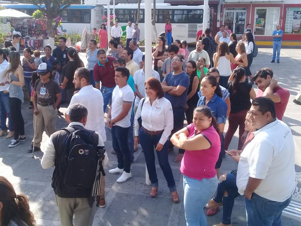 04y05Bahía (7) Desalojan Palacio municipal tras simulacro de sismo 7.5 grados