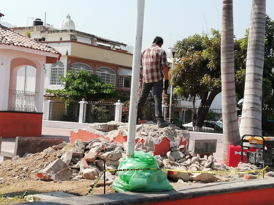 10y11Bahía (2) MOLESTIA DE VECINOS… Remueven a “La Madre Naturaleza” del Infonavit