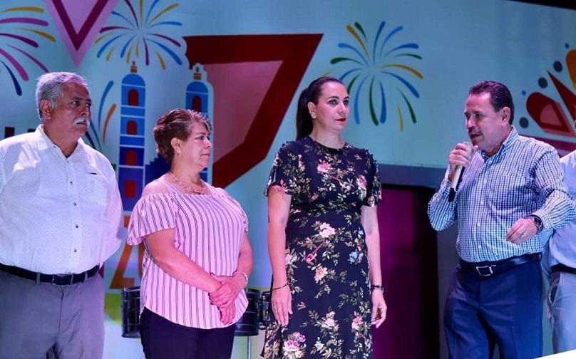 12y13Bahía (7) Recibe reconocimiento, el presidente del Club San Juan de Abajo Unidos por Bahía