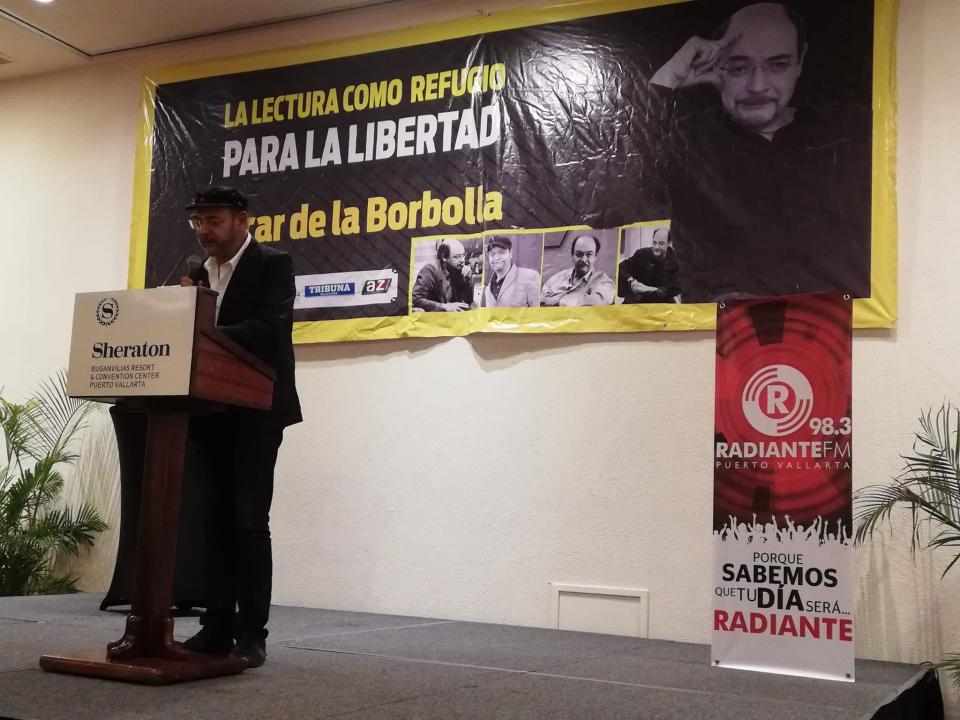 14y15Bahía (1) Óscar de la Borbolla imparte conferencia "La lectura como refugio para la libertad"