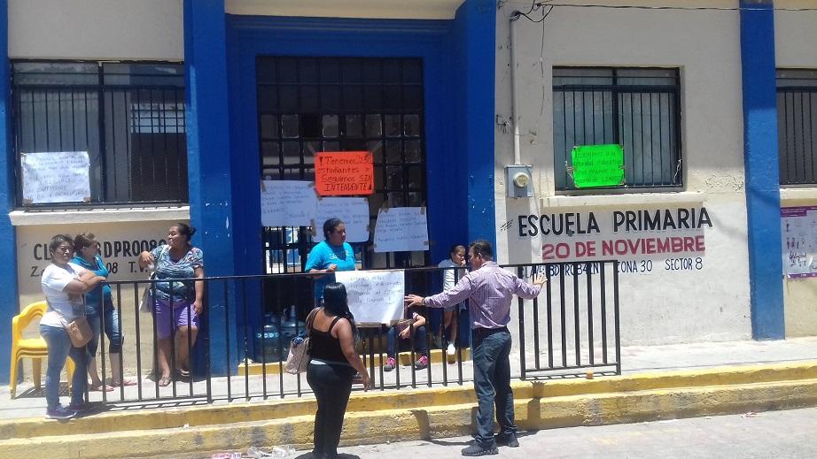 14y15Bahía (2) Padres de Familia toman escuela primaria en Valle