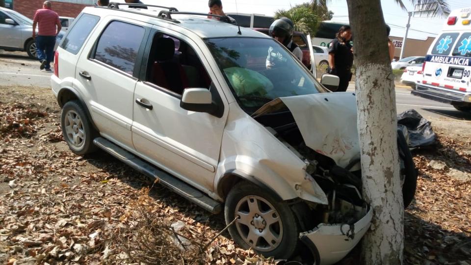 30y31Sucesos (10) Chocaron camionetas, no hubo heridos a pesar del fuerte accidente