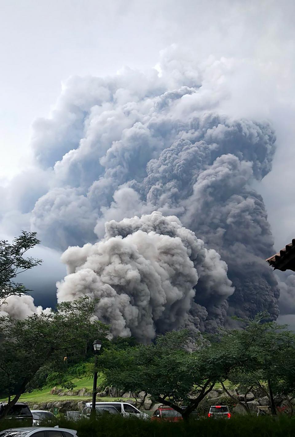 GUATEMALA-VOLCANO-FUEGO-ASH-AIRPORT Erupción de volcán de Fuego causa al menos seis muertos y 20 heridos