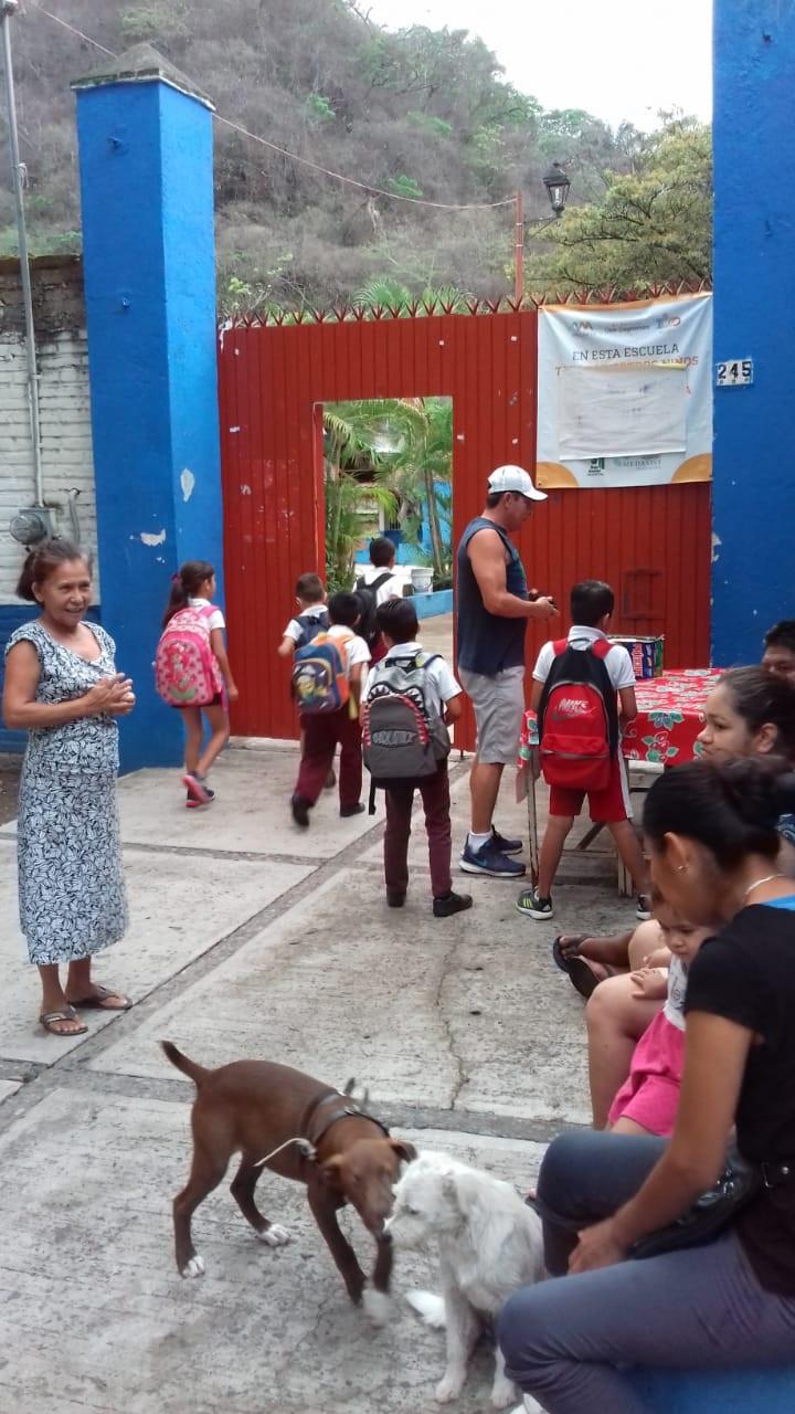10y11Bahía (1) DESPUÉS DE CASI UN MES… Se resuelve problema de la escuela de El Caloso; ya tienen maestra