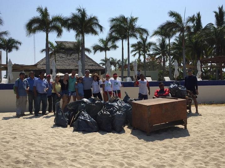 12y13Bahía (1) Retiran 300 kilogramos de basura de playa en 3 horas