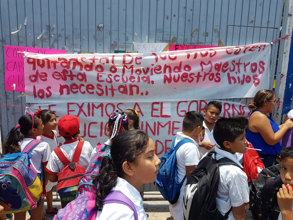 14Bahía (1) EXIGEN MAESTROS… Toman padres de familia la escuela Justo Sierra por unos minutos