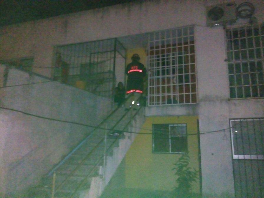 14y15Bahía (7) Alarma a vecinos, incendio en casa habitación en San José