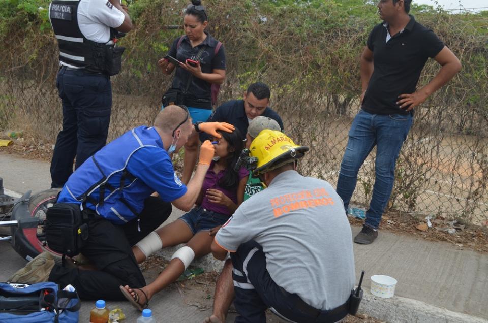 28y29Sucesos (8) Motociclistas chocan al esquivar el tope