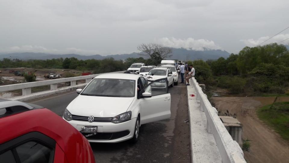 30y31Sucesos (1) CARAMBOLA EN PLENO PUENTE… Accidente en el puente del Ameca provoca terrible caos vial