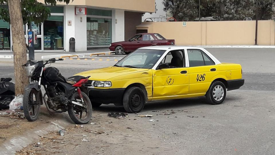 30y31Sucesos (3) Motociclista se estampó vs taxi