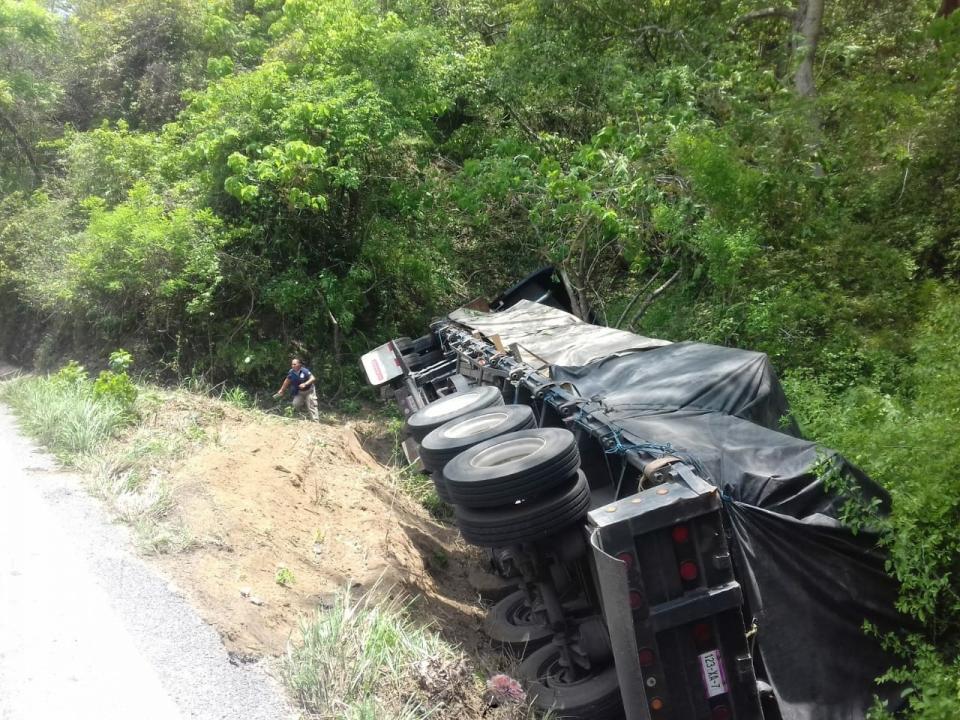 30y31Sucesos (6) Se duerme y vuelca el tráiler