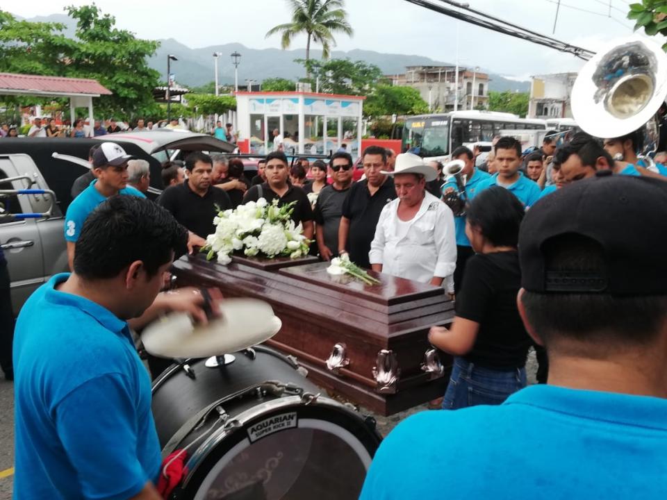 12y13Bahía (1) Dan último adiós a Adrián Gómez Meza