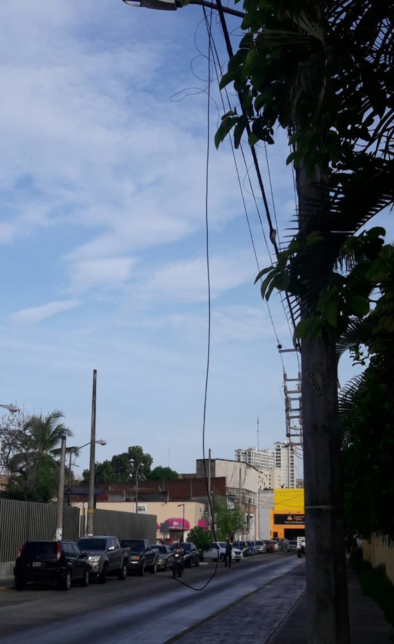 18Bahía (1) Atienden reporte de cable colgado por la calle Viena