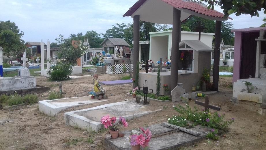18y19Bahía (6) Agua y vagos, han hecho daños en el panteón de San Vicente