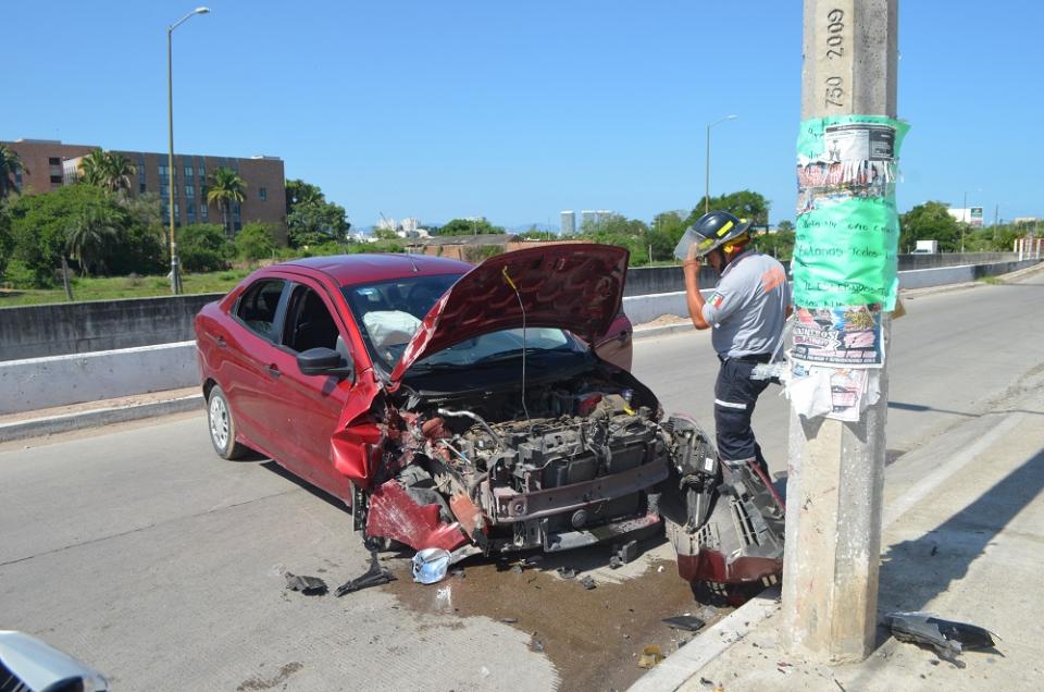 30y31Sucesos (1) Choca Uber contra un poste; mujer embarazada sale herida