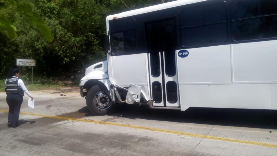 30y31Sucesos (8) Aparatoso accidente entre autobús y camioneta de lujo