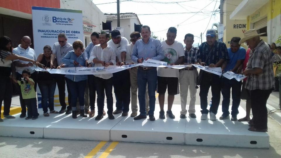 d4ed23fc-878c-4389-a730-d8c59619cd48 Inauguran obra de pavimentación en la calle Veracruz de Valle de Banderas.
