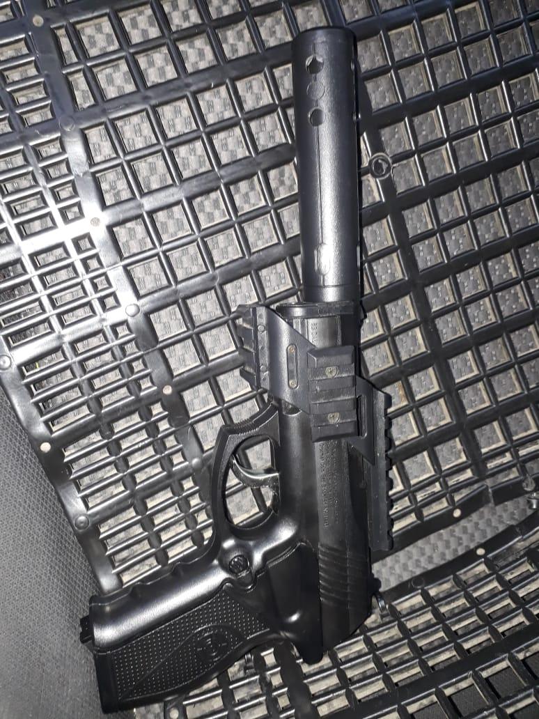 lupillo3 (1) Policías capturan a sujeto armado con una pistola de balines