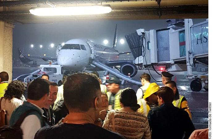 04y05Bahía (10) Evacuan avión de Aeroméxico en AICM; venía a Vallarta