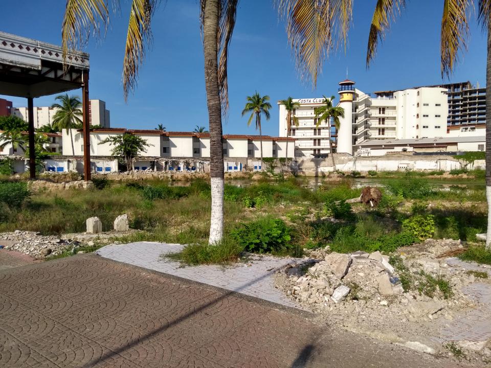 12y13Bahía (3) Denuncian mala imagen de terreno y riesgo a personas en zona Hotelera