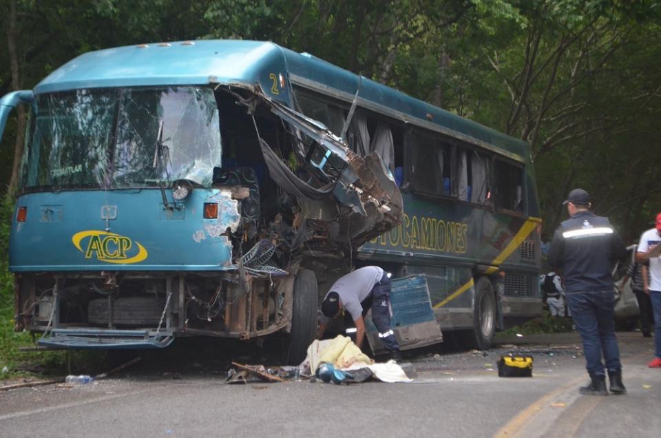 28y29Sucesos (1) HAY UN MUERTO Y 14 HERIDOS… Choque mortal en la carretera 200