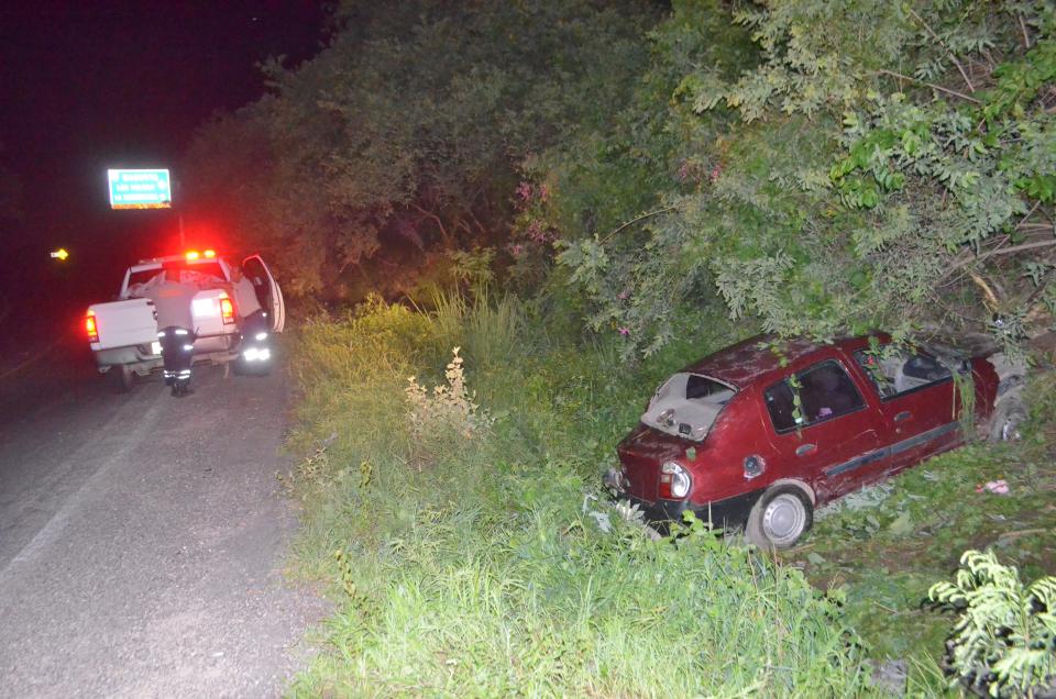 29Sucesos (1) Volcadura en La Desembocada deja dos personas heridos
