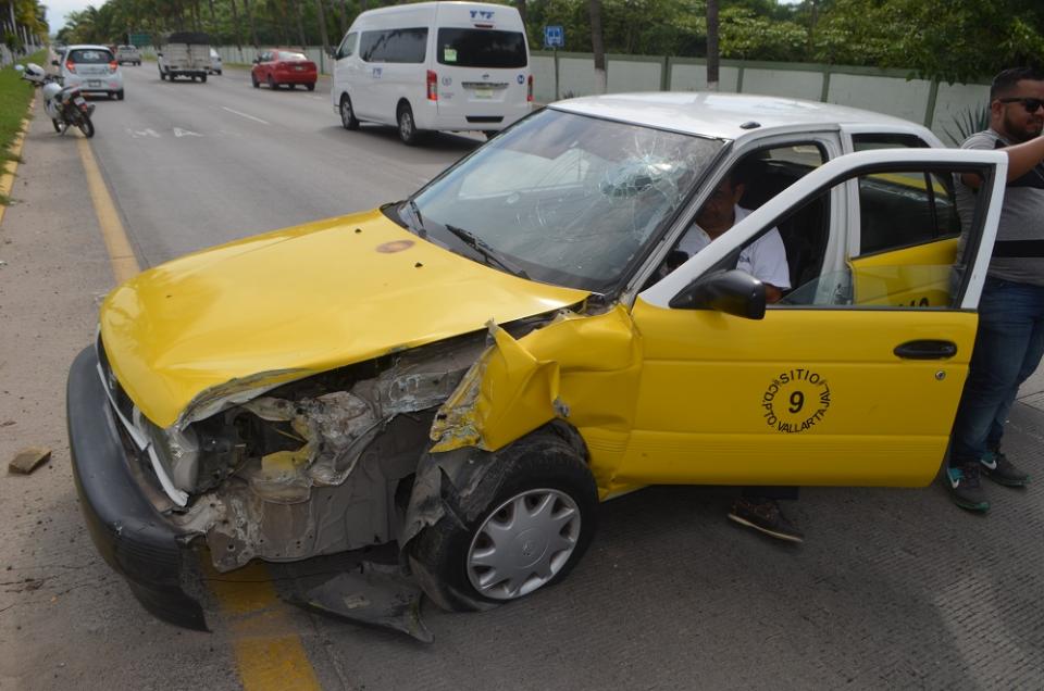 30y31Sucesos (8) Taxista choca con lámpara de alumbrado publico