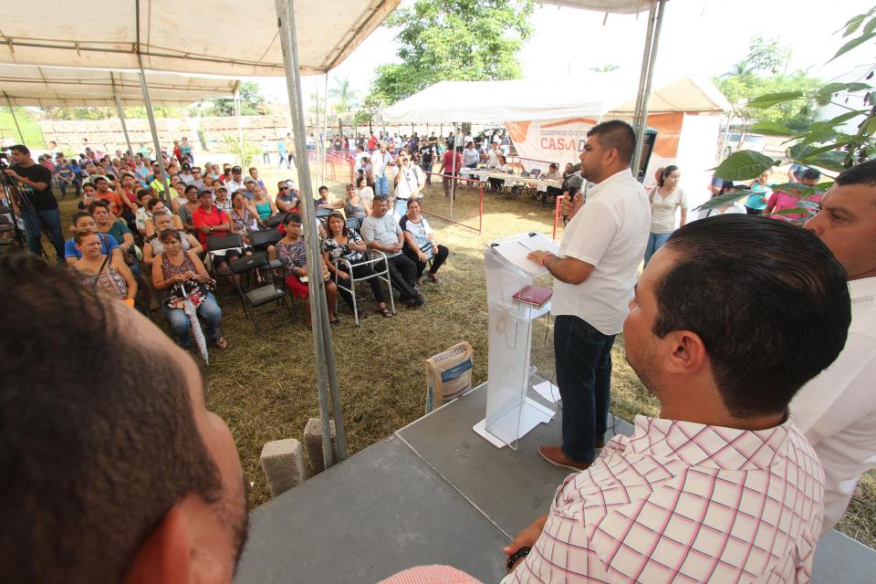 COMUNICADO 2820-Entrega de apoyos Casa Digna-col La Primavera (1) Exhorta alcalde a darle buen uso a los apoyos de Casa Digna