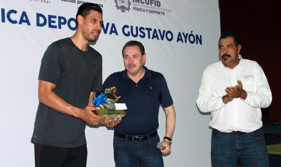 Clínica Gustavo Ayon 01 MÁS DE 200 LO DISFRUTARON… La plática con el Titán