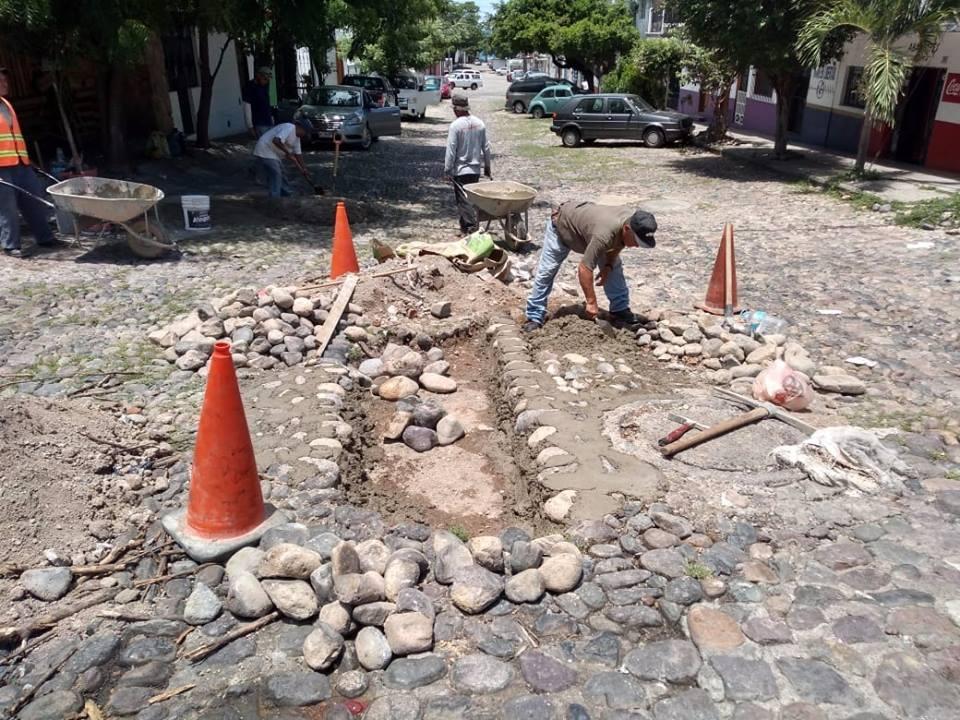 FOTO NOTA 19-08-18-Programa de bacheo-col 5 de Diciembre (1) Mantiene Ayuntamiento rehabilitación y bacheo de calles