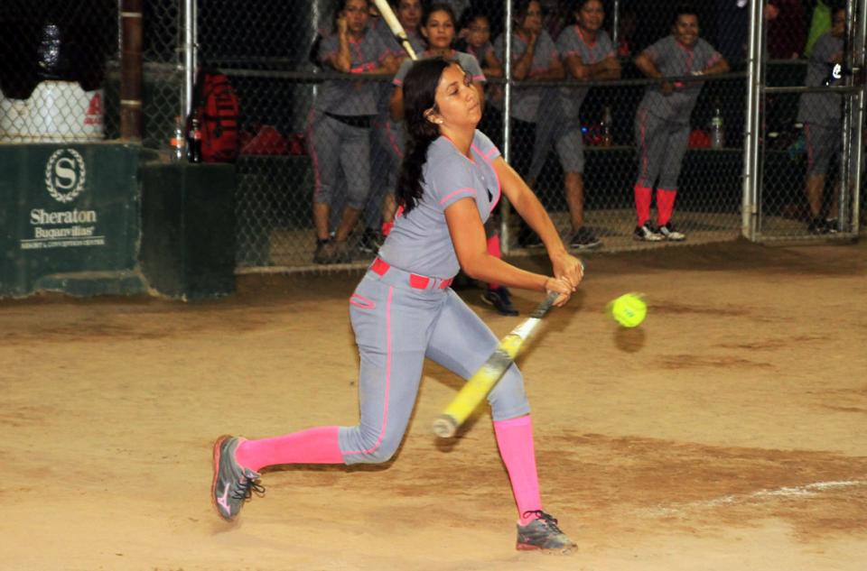 Softbolillo 01 Softbol femenil Ixaya se roba el juego