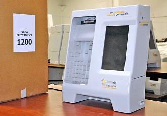 UR Buscan implementación de urnas electrónicas