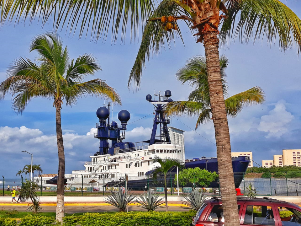 brenda 21 nota c De visita en Puerto Vallarta el yate de lujo Arctic P