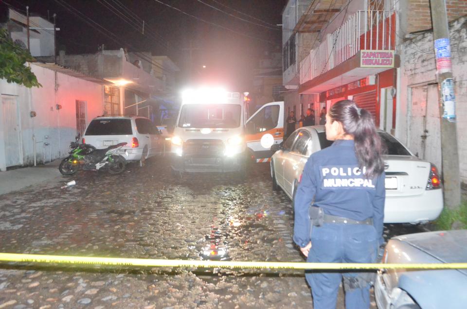 lupillo2 (2) Navajeó a su novio y luego se enterró el cuchillo