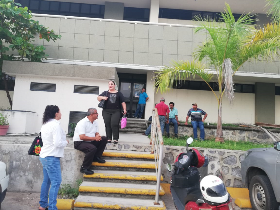 04y05Bahía (1) Por falta de pago, toman el magisterio la DRSE