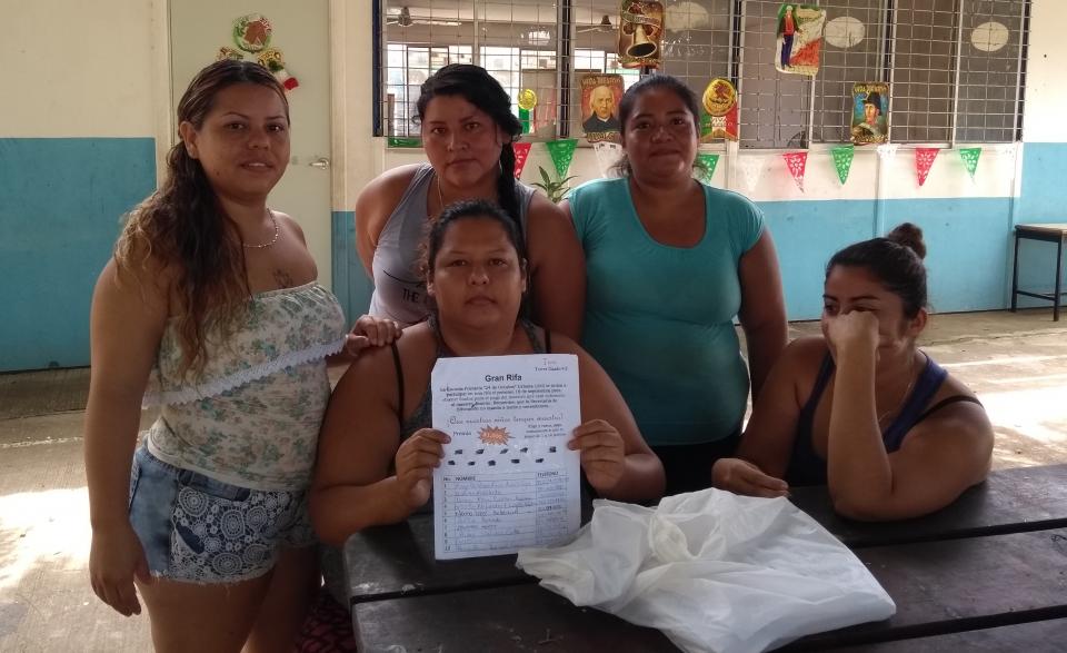 10y11Bahía (1) PADRES DE FAMILIA DE LA 24 DE OCTUBRE… Están hartos de estar pagando maestro desde hace casi un año