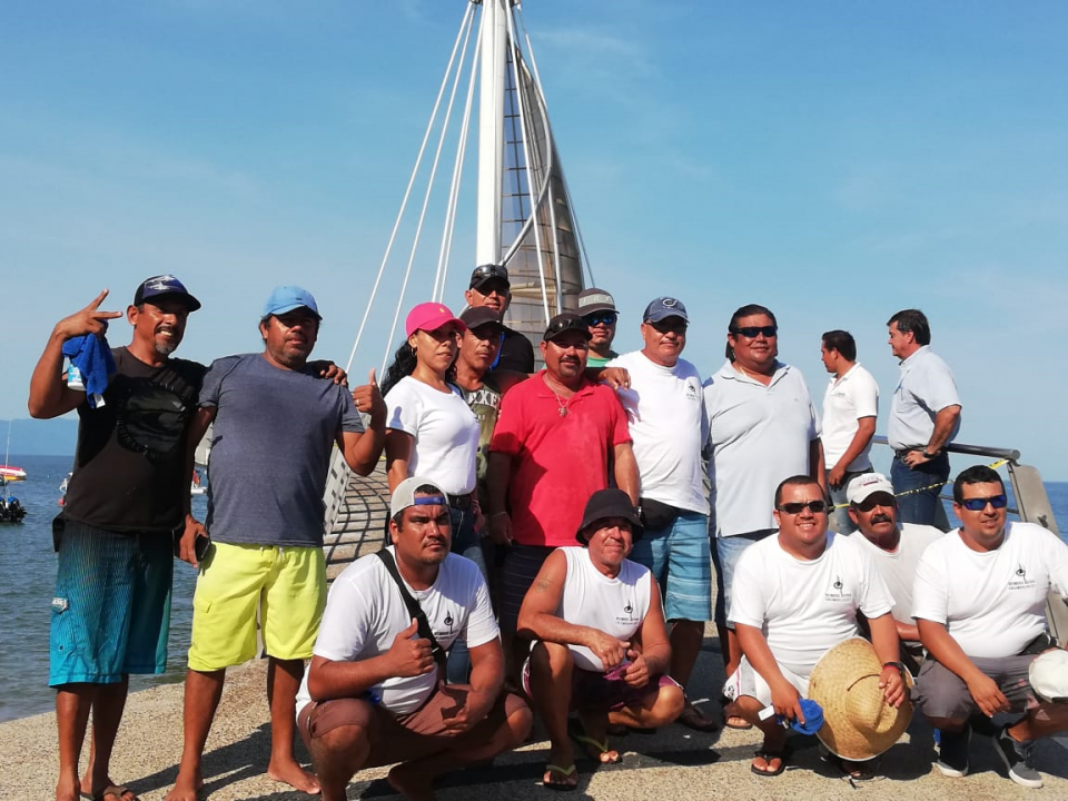 10y11Bahía (1) ANTE LA INACCIÓN DEL GOBIERNO… Prestadores de servicios turísticos dan mantenimiento al muelle de Los Muertos